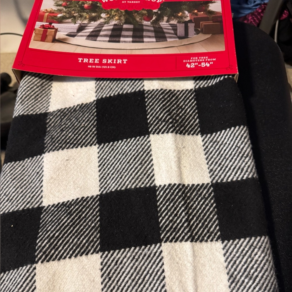 🎉NEW LISTING🎉 Wondershop Classic Black and White Checkered Tree Skirt - Picture 4 of 6